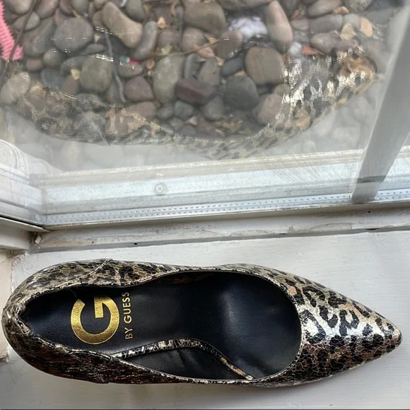 Leopard print Gold colored pumps by Guess in size 6! - Picture 6 of 10